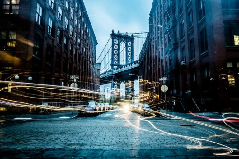 Smart Road - Manhattan Bridge between buildings wallpaper